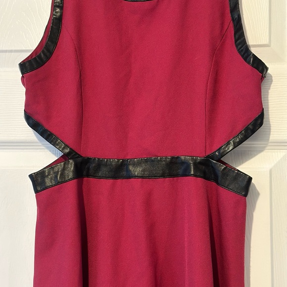 Simons dress with leather like edging - Picture 3 of 11